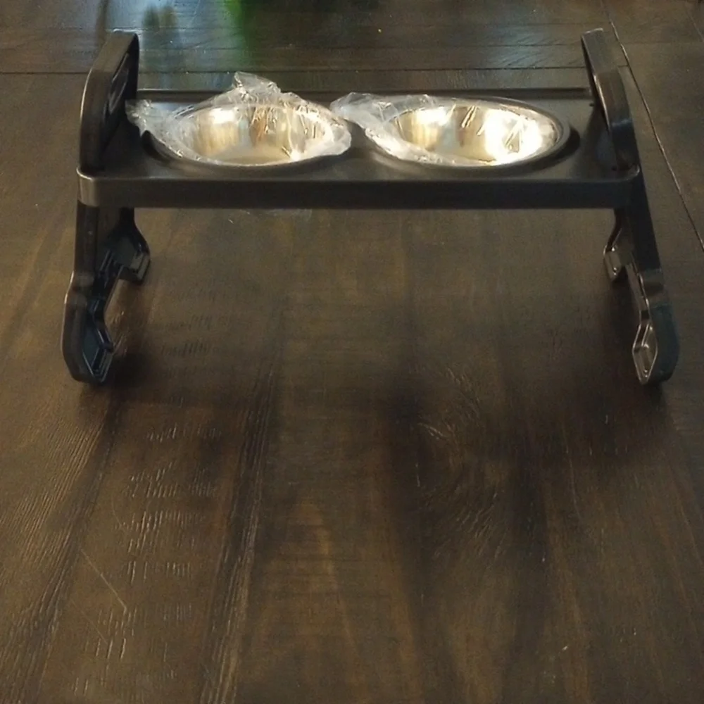Adjustable height bowls for a small to medium pet. Brand New. Never Used